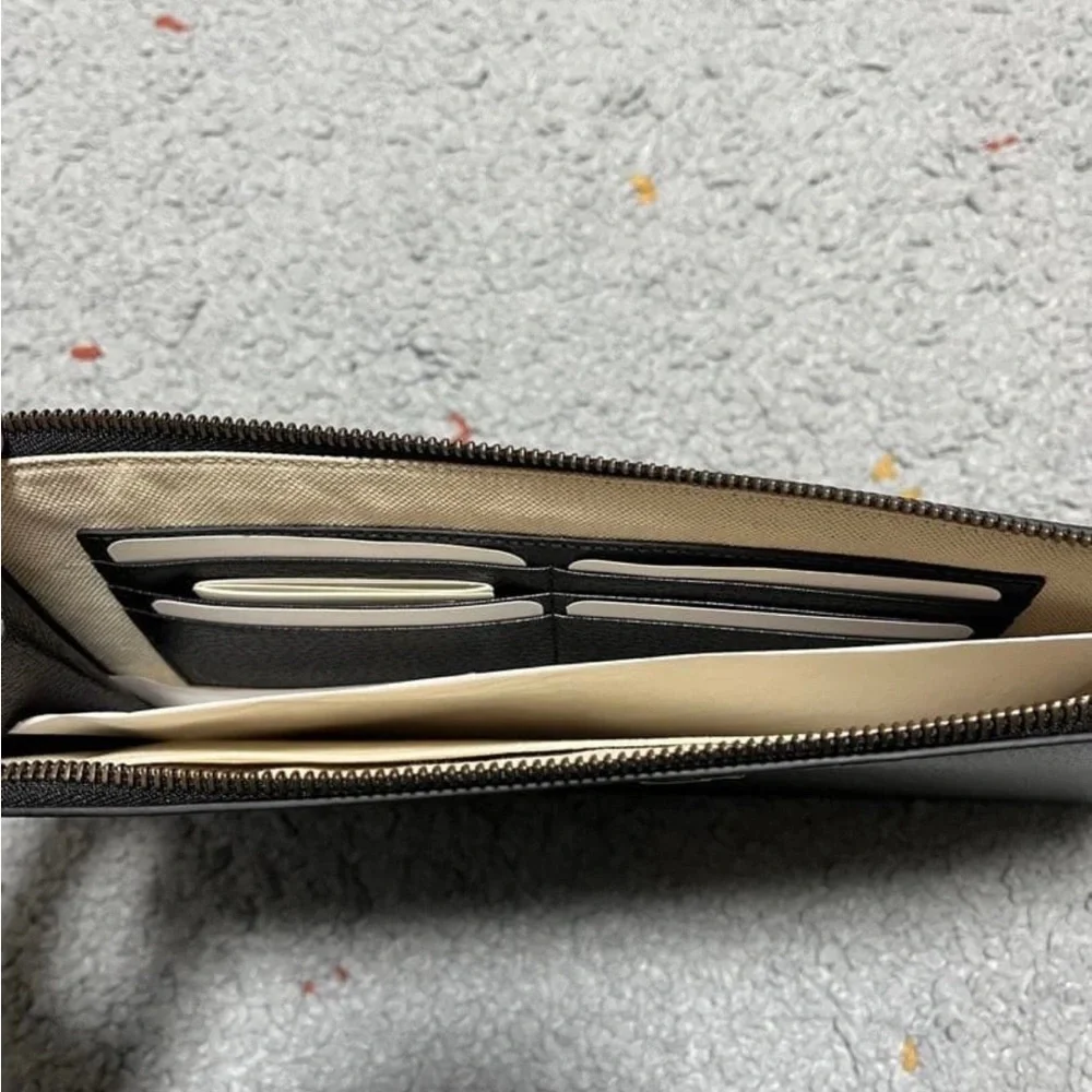 Gucci Black Leather Wristlet - Picture 5 of 8